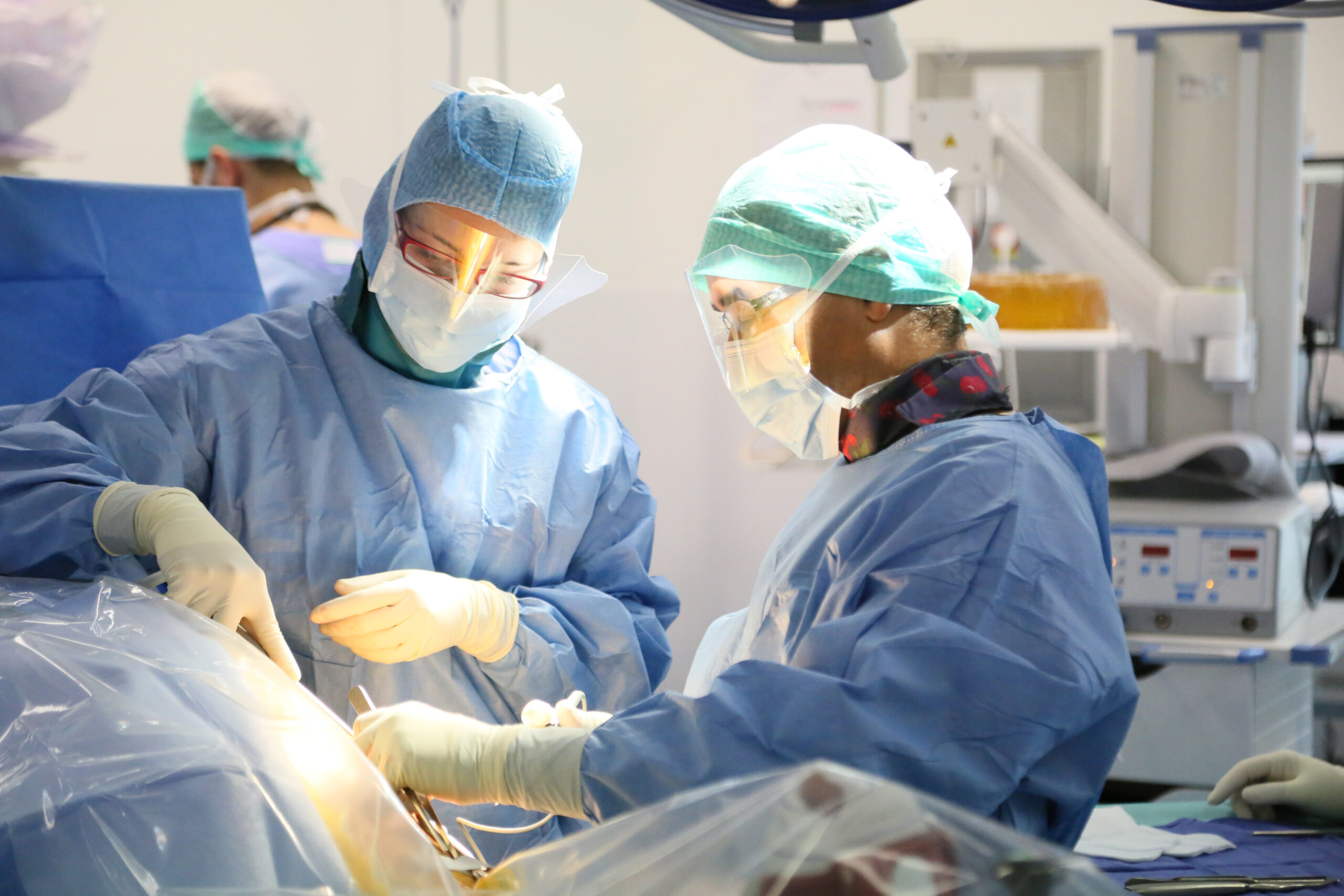 Photo d'un duo chirurgien de bloc/ibode en pleine opération d'un patient