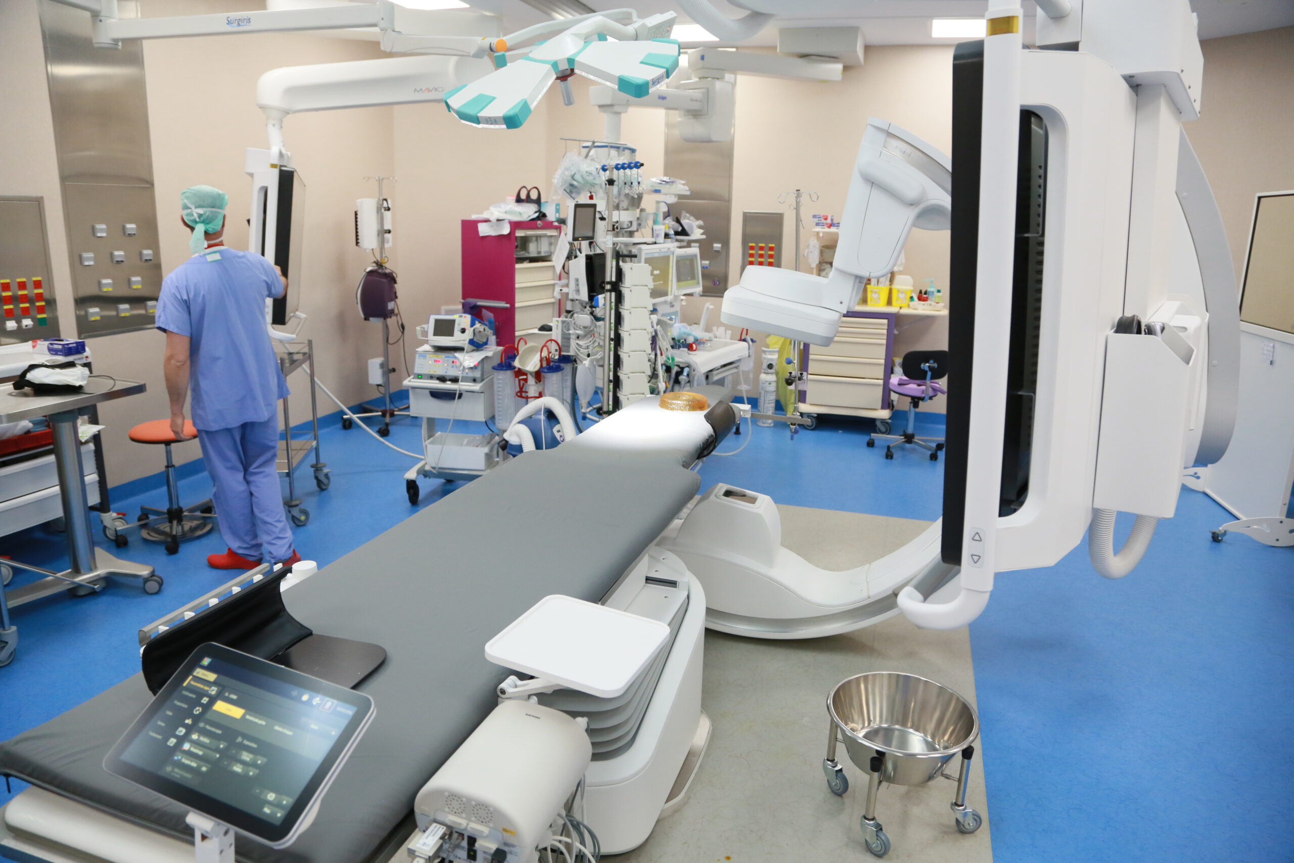 Photo de la salle hybride du bloc opératoire de l'hôpital Mercy