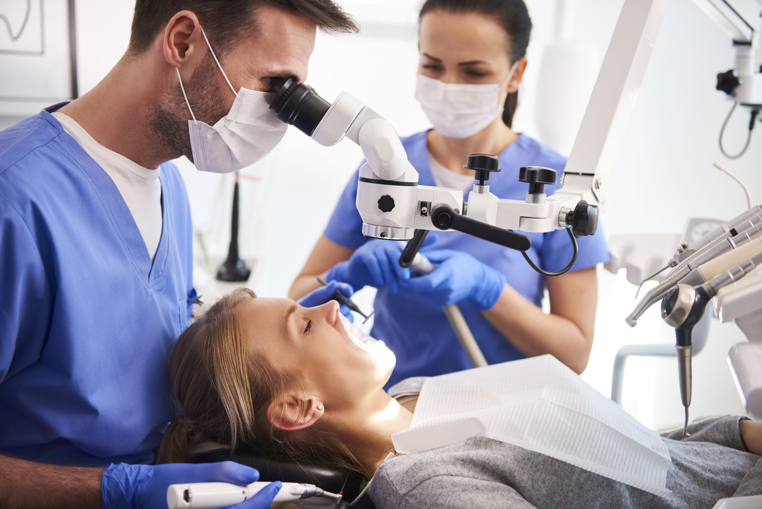Photo d'un dentiste travaillant avec un microscope dentaire