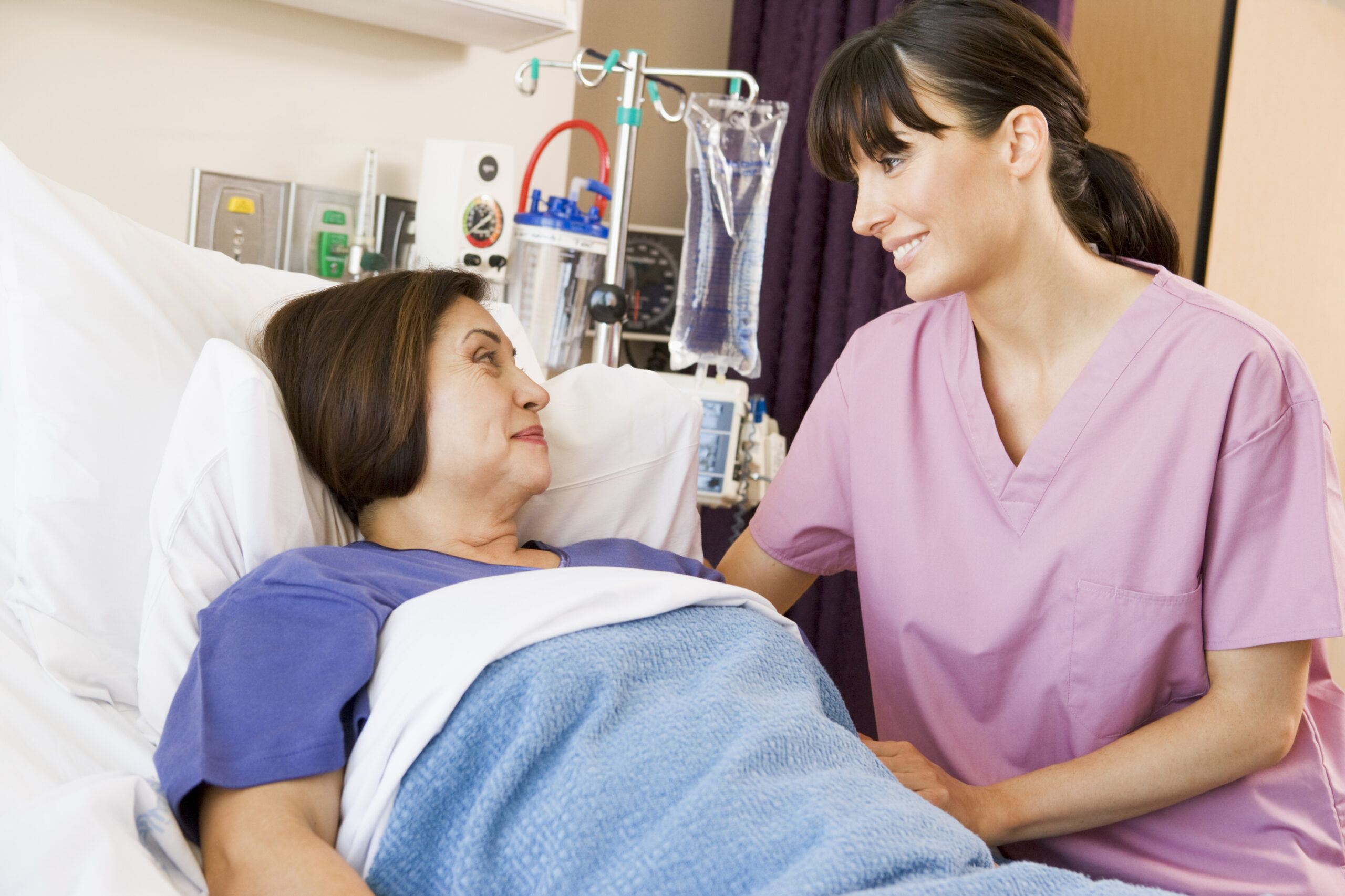 Photo dépictant une offre de soins : une infirmière est au chevet d'une patiente sous perfusion