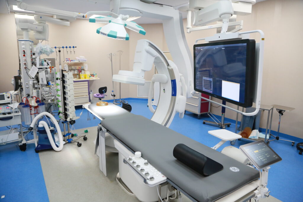 Photo de la salle hybride de l'hôpital Mercy