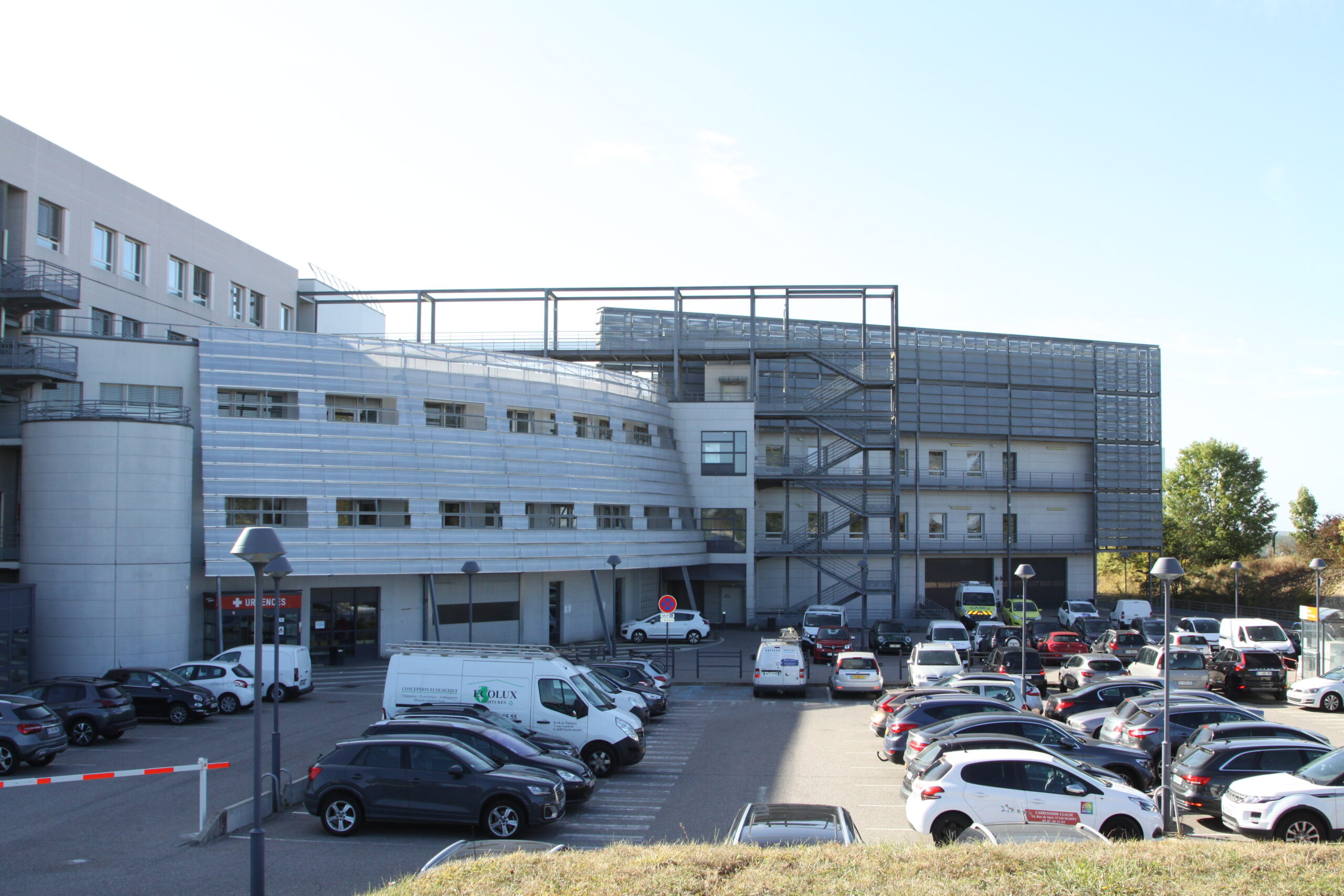 Photo de la façade du service des urgences de l'hôpital Mercy