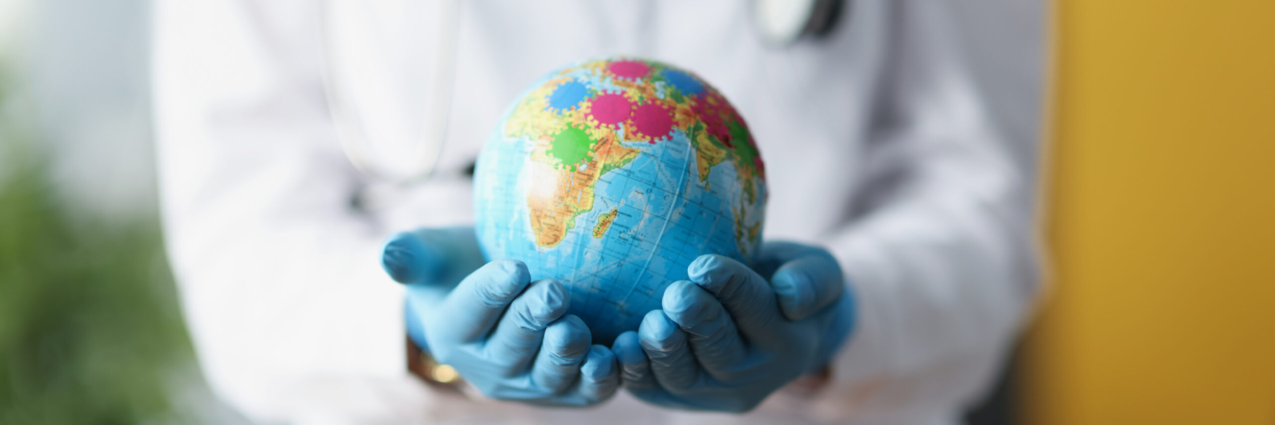 Photo d'un docteur tenant un globe symbole du développement durable